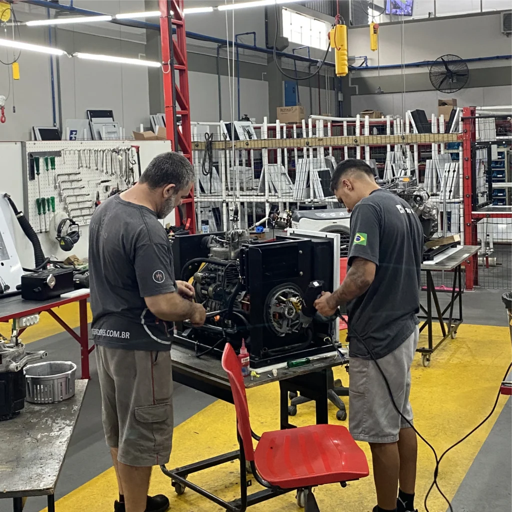 Técnicos trabalhando em um gerador.